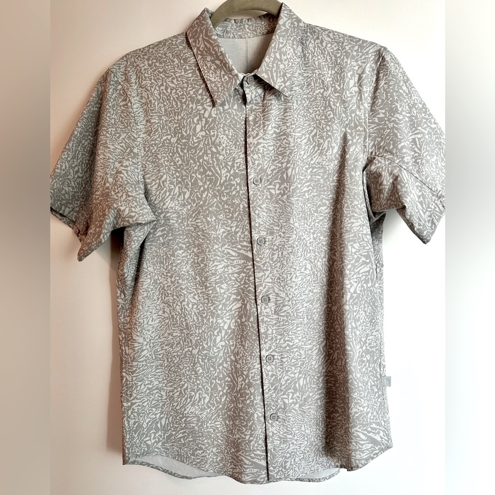 Lululemon Light Gray Airing Easy Men’s Small Short-Sleeve Shirt